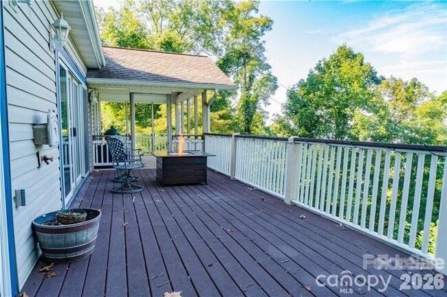 Building Photo - 40 Crestwood Dr