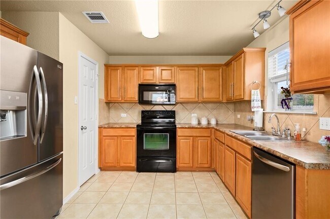 Building Photo - 921 Gentry Dr
