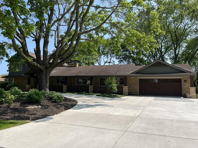 Building Photo - 701 Riverview Dr