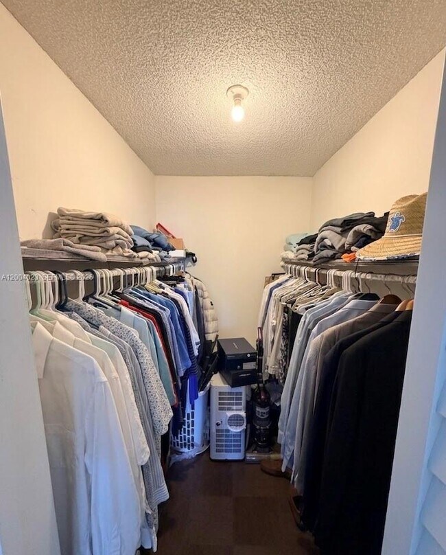 Building Photo - 100 Edgewater Dr