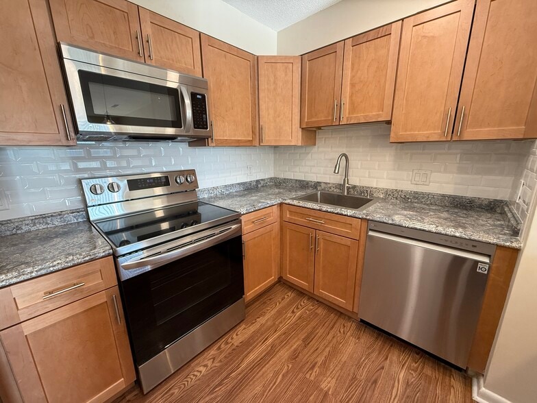 Building Photo - 1006 Paradise Rd