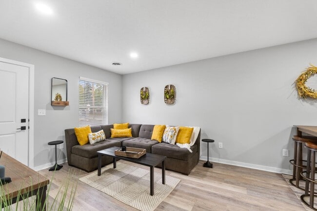 Building Photo - 382 N Franklin St