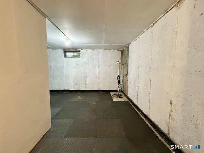Building Photo - 19 Somers St