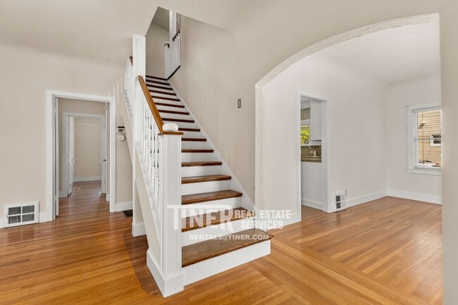 Building Photo - 842 42nd St