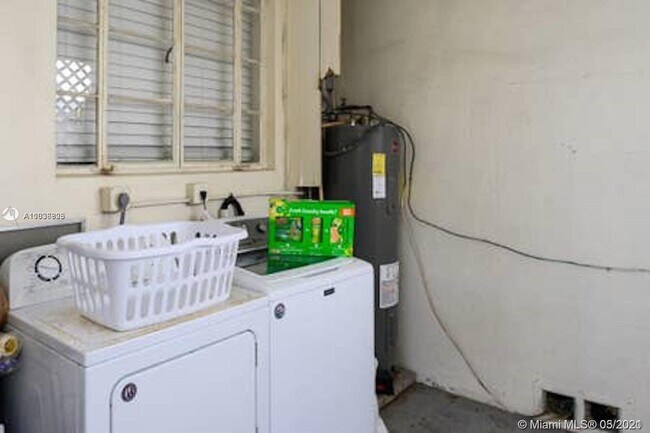 Building Photo - 531 NE 10th Ave