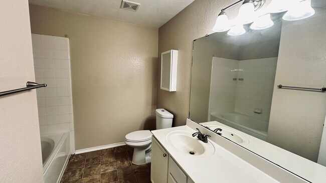 Building Photo - 5 Bedroom Home in Dover Subdivision!