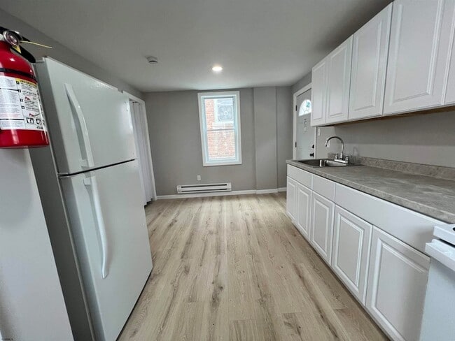 Building Photo - 21 S Spray Ave