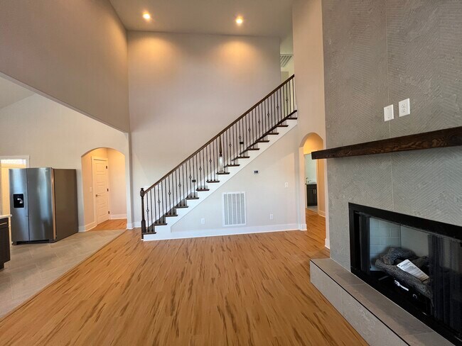 Building Photo - Clarksville Luxury home