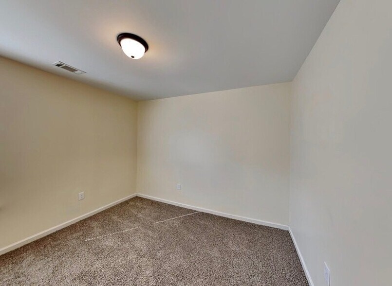 Building Photo - 2495 Valley Creek Dr