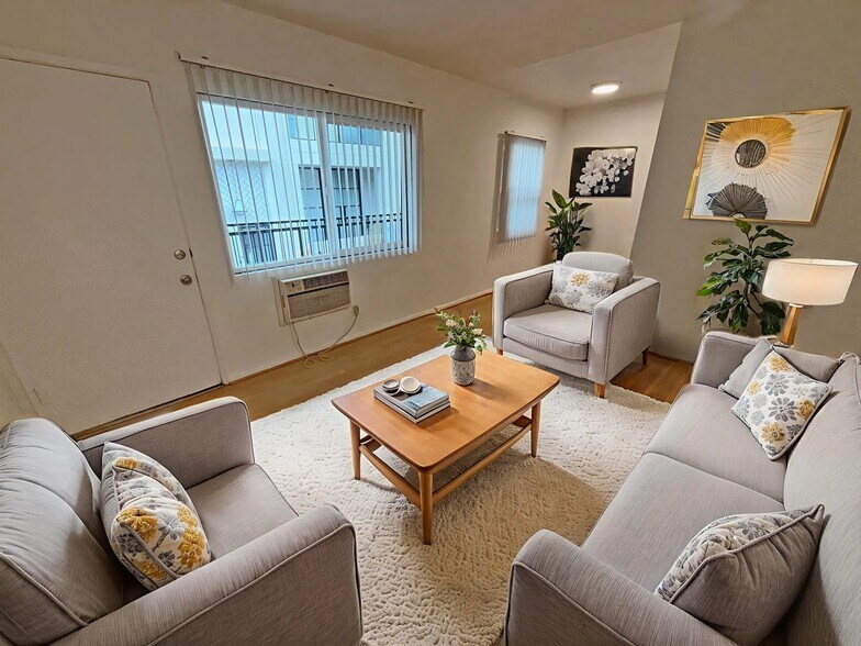 Primary Photo - 1248 N Las Palmas Ave