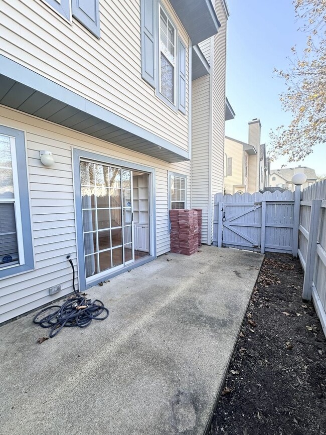 Building Photo - Updated Condo Near Shore Drive