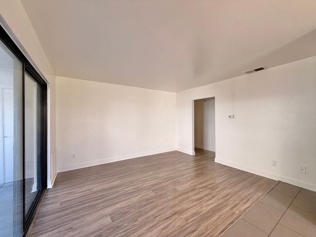 Building Photo - Bright & Spacious Condo Living with Parking!