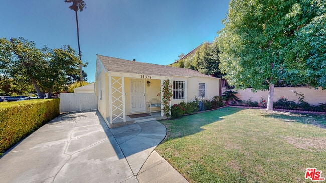 Building Photo - 1107 S Bundy Dr