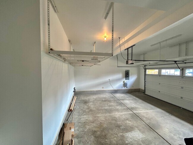 Building Photo - Gorgeous 4 Bed, 2.5 Bath Tuscany Home!