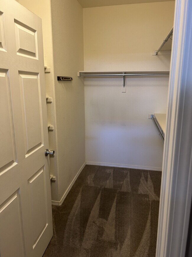 Building Photo - "Spacious 2-Bed, 2-Bath Condo Retreat in T...
