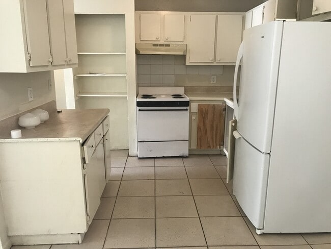 Building Photo - Large 2-1 with central air