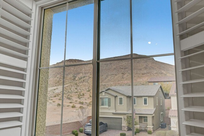 Building Photo - Stunning 4 Bedroom with Mountain Views!