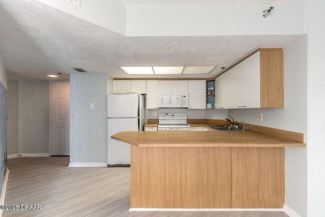 Building Photo - Coastal Living meets convenience in the He...