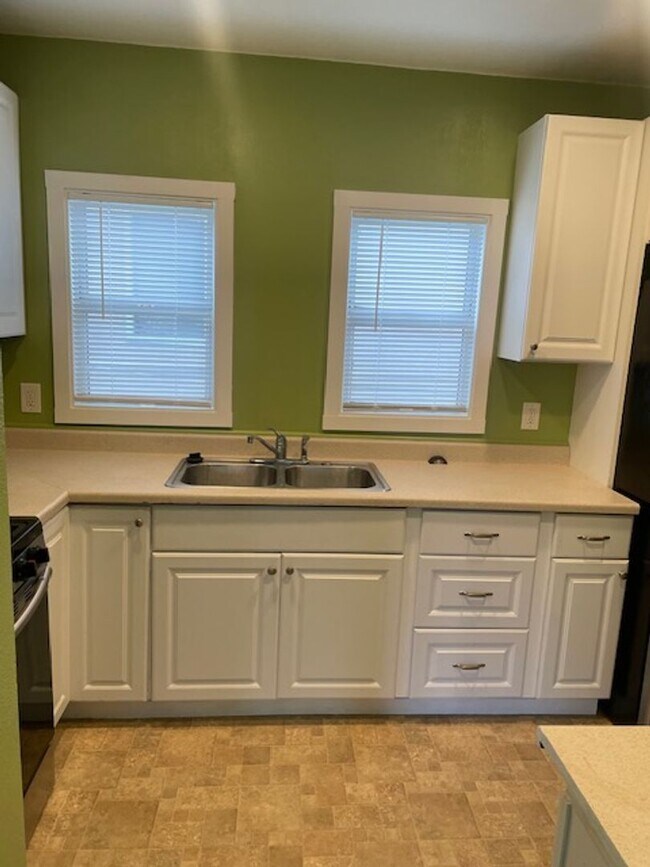 Building Photo - 827