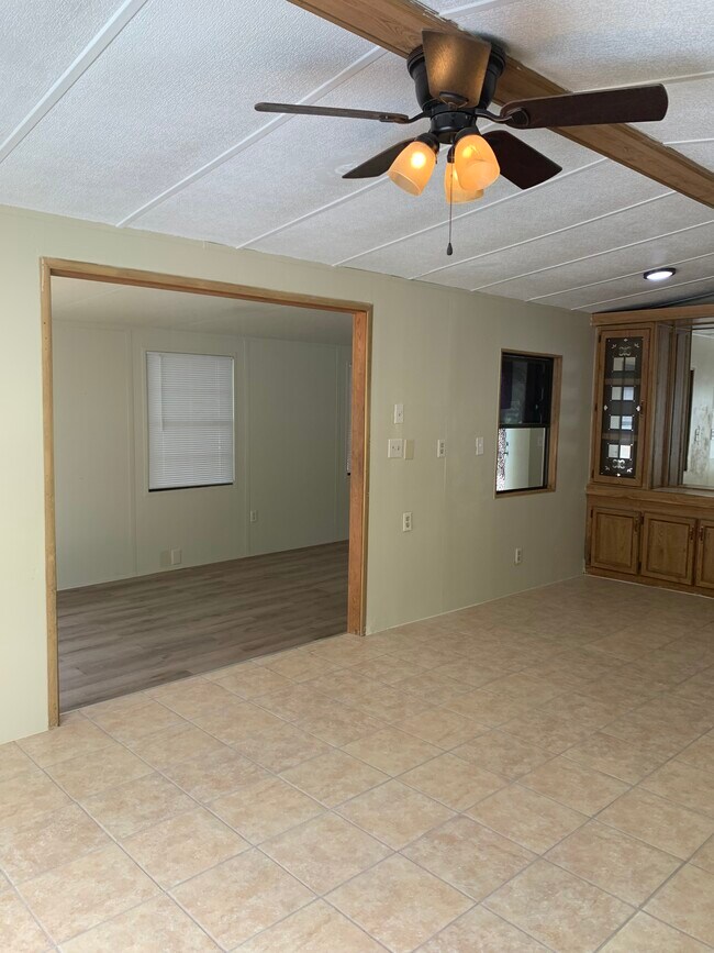Building Photo - 723