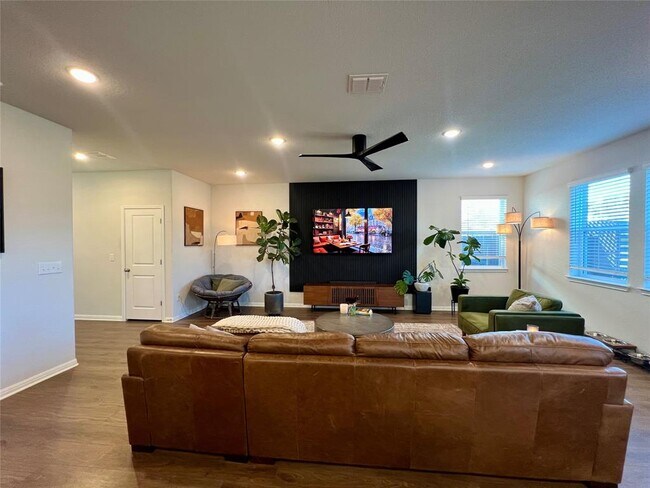 Building Photo - 11305 Sentinel Dr