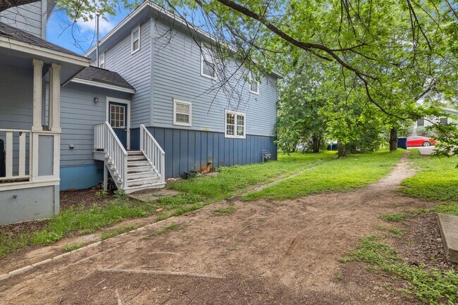 Building Photo - 2115 E 18th St