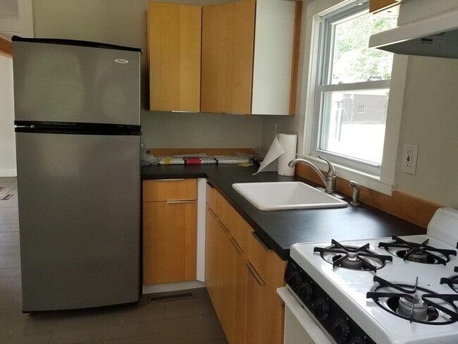 Building Photo - 980 Careswell St