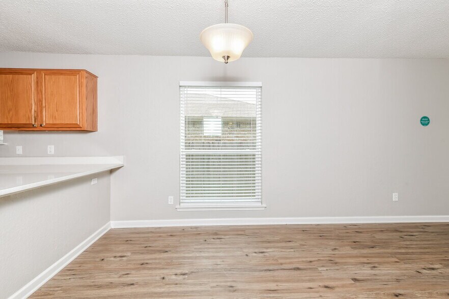 Building Photo - 848 Meadowlark Dr