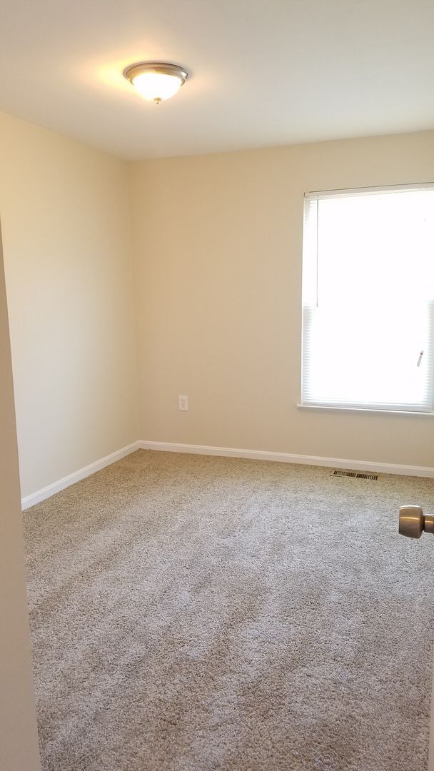 Building Photo - End Unit townhouse in established Frederick neighborhood ready for you!