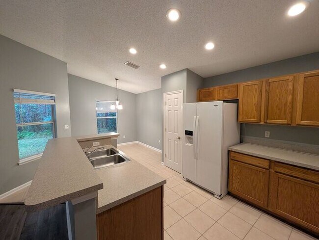 Building Photo - 712 N Edenbridge Way