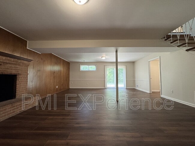 Building Photo - 6405 Roberts Dr
