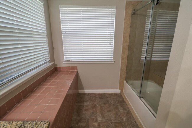 Building Photo - 1546 Ridgebriar Dr