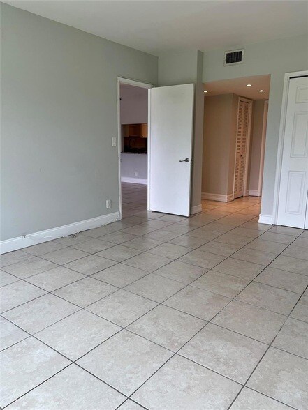 Building Photo - 3100 N Palm Aire Dr