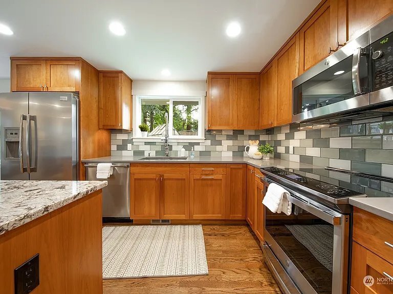 Building Photo - 12561 Roosevelt Way NE