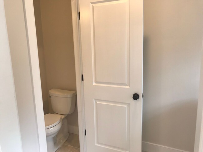 Building Photo - Beautifully renovated townhome in West Che...