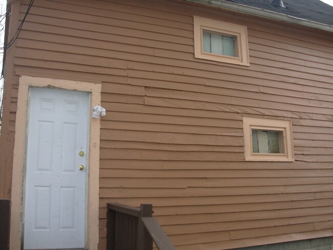 cottage exterior before remodel - 324 Riverside Ave