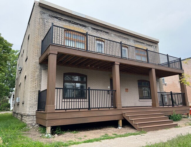 Building Photo - 211 Grotto St N