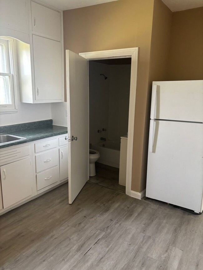 Building Photo - Section 8 welcome, 4bd 2 bath