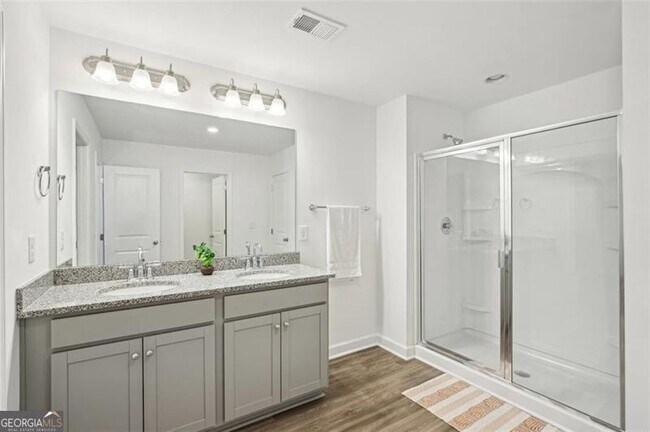 Building Photo - 5057 Woodland Hls