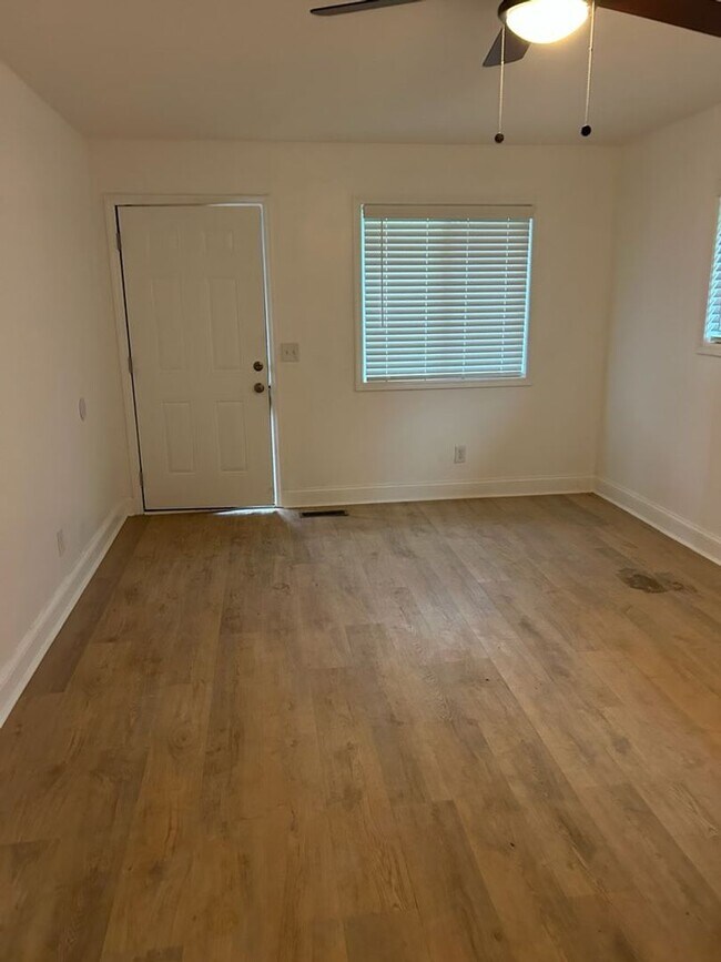 Building Photo - Charming Chattanooga Home Conveniently Located Near Downtown