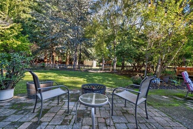 Building Photo - Charming 3-Bed / 2-Bath Retreat on Over an Acre in Sebastopol