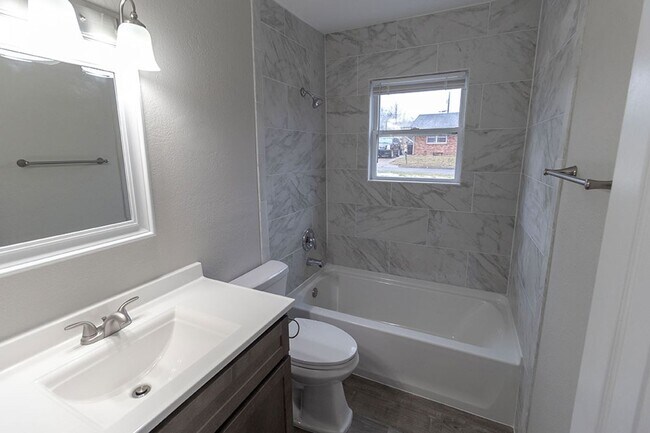 Building Photo - Fully Updated 2 BDR Apartment