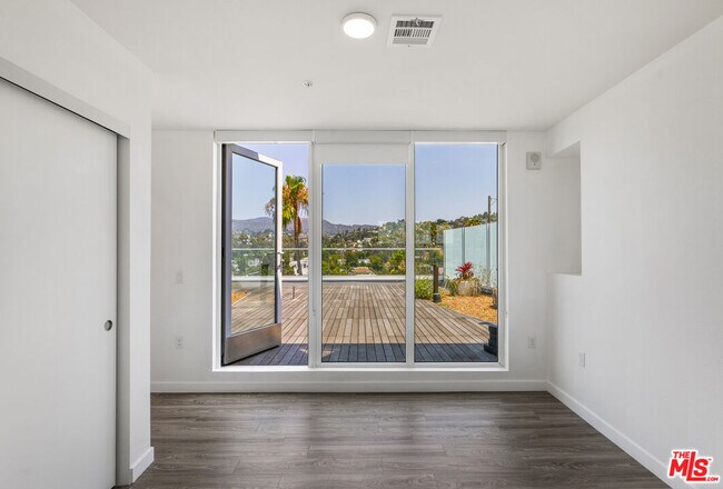 Building Photo - 5750 Hollywood Blvd