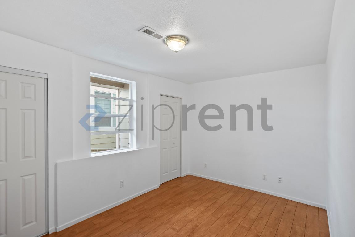 Building Photo - Unit