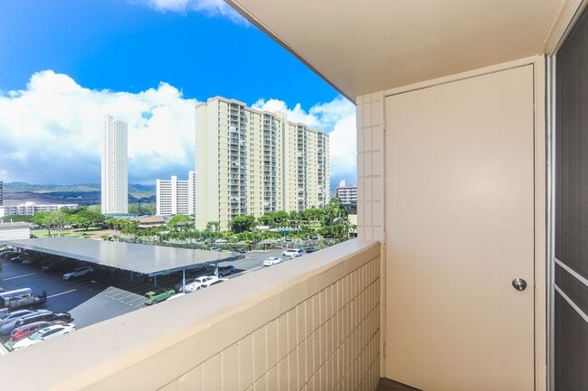 Building Photo - Sunset Lakeview - Fully renovated 3 bedroom, 2 bath on lower floor comes with tandem parking for ...