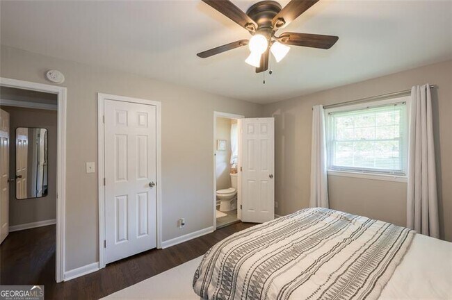 Building Photo - 1025 Hilburn Dr SE