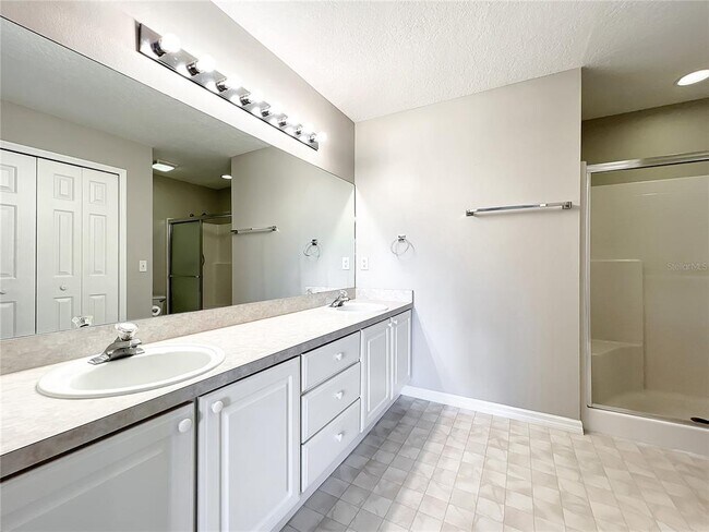 Building Photo - 1364 Hillview Dr