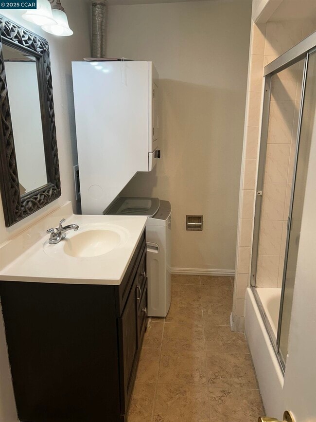 Building Photo - 5451 Roundtree Pl