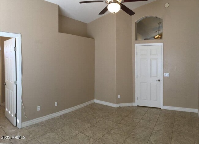 Building Photo - 623 W Greentree Dr