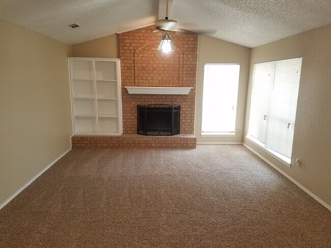 Building Photo - Townhome Located In Shadow Hills Near Take-Out, Walmart & Minutes from W. Loop 289 Access!